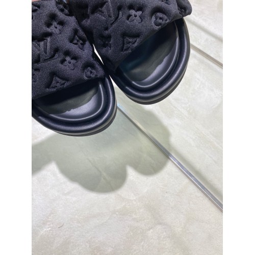 Foto: Marília Mendonça mostrou chinelo slide da grife Louis Vuitton -  Purepeople